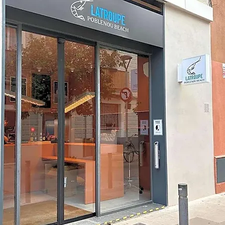 אכסניה Latroupe Poblenou *