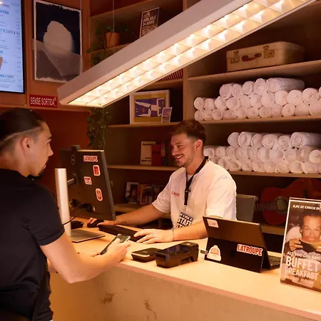 호스텔 Latroupe Poblenou *