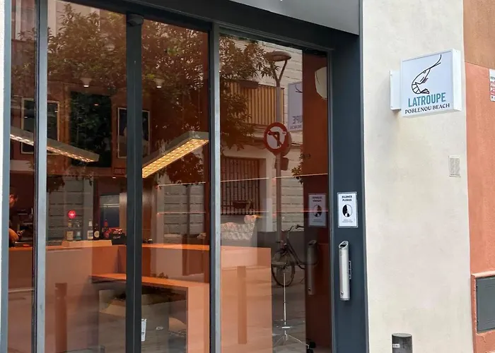 Latroupe Poblenou Хостел *